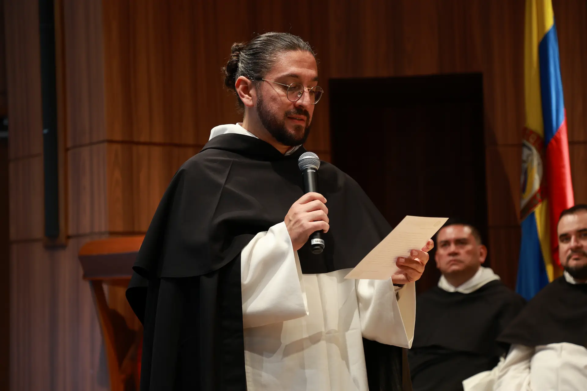 Fray Juan Francisco Correa Higuera, OP. lee el juramento de posesión en el auditorio Mayor de la Seccional Villavicencio