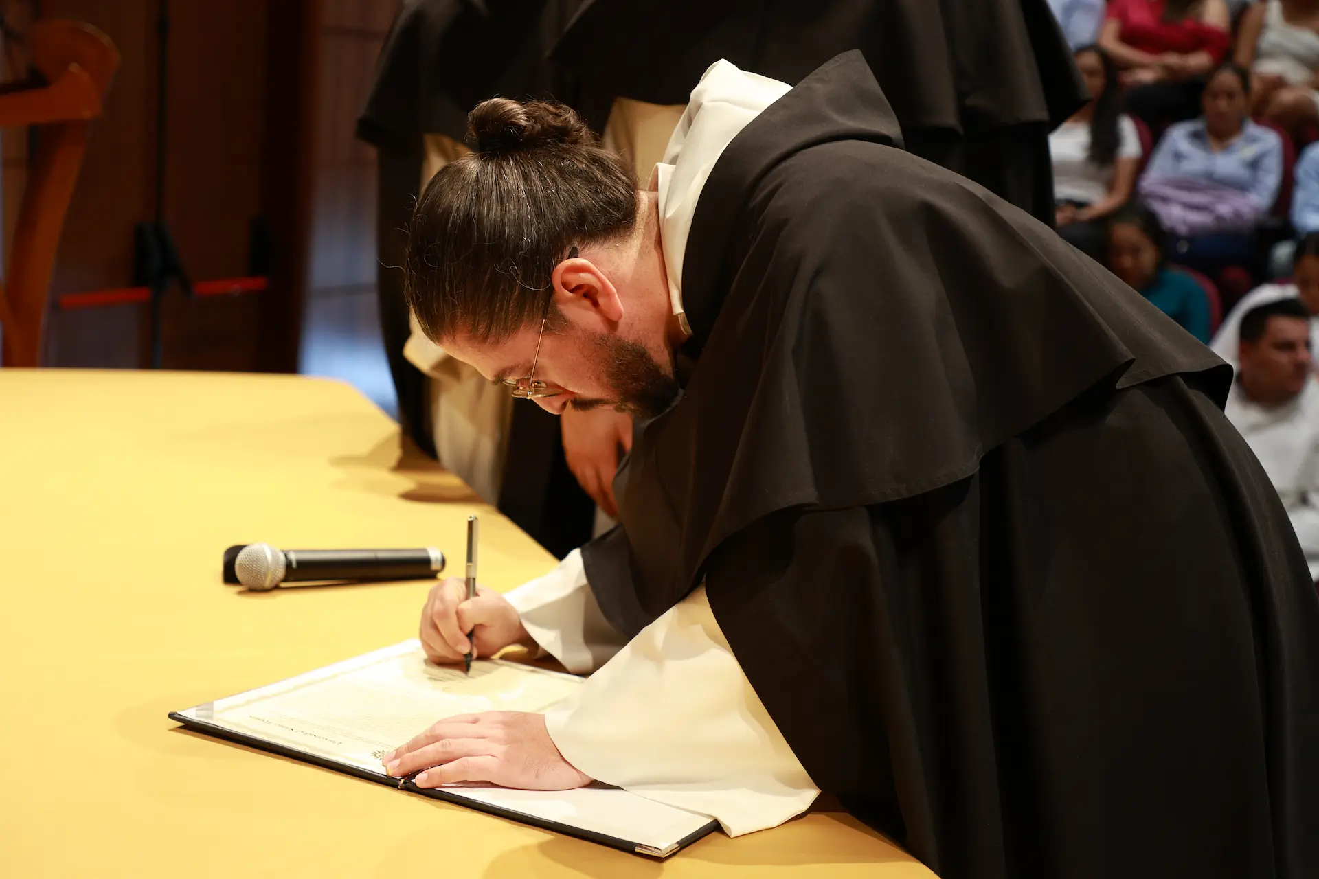 Fray Juan Francisco Correa Higuera, OP. firma el acta de posesión de su cargo de Vicerrector Académico en la seccional Villavicencio