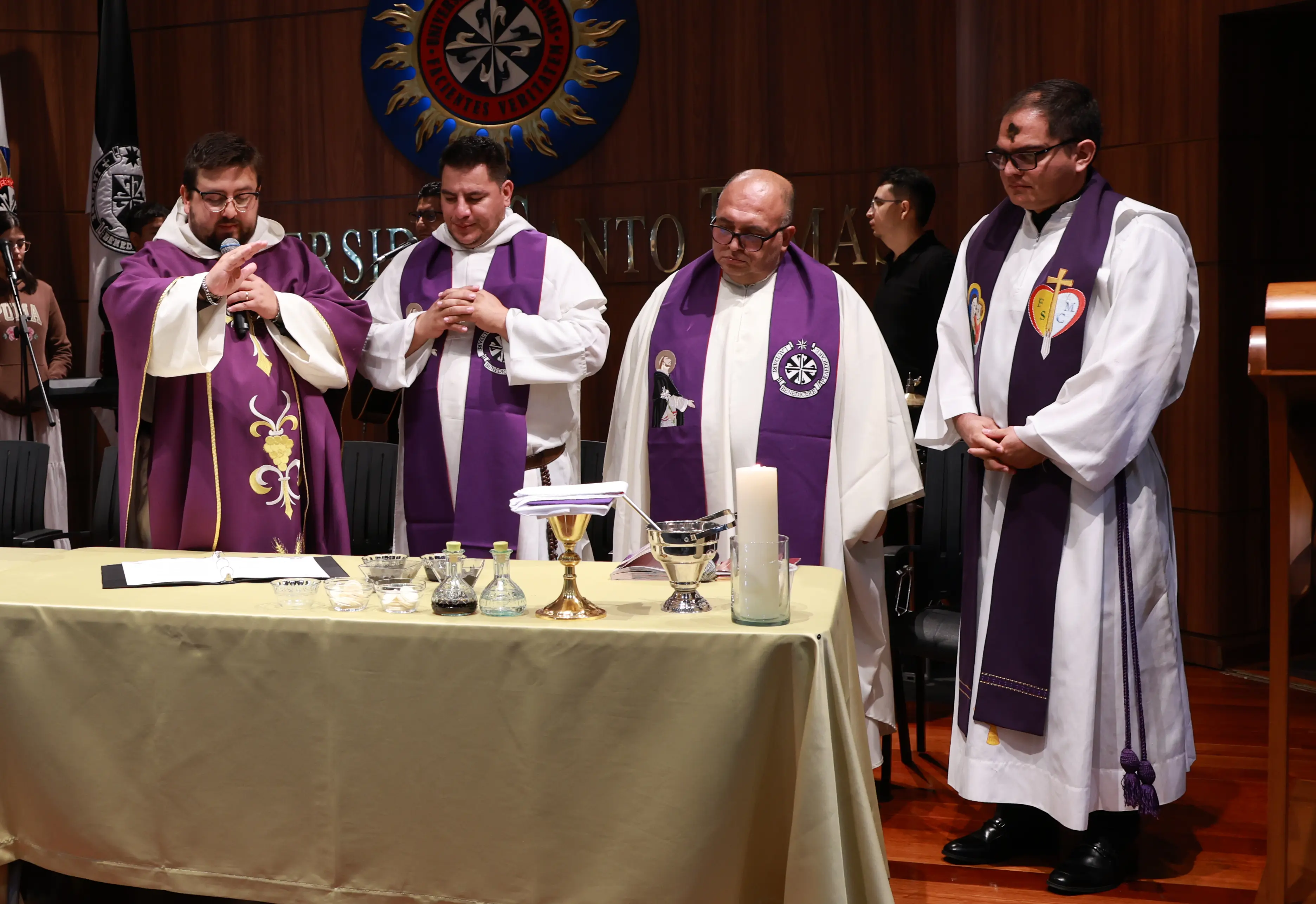 Fray Juan David Ospina Ospina O.P. bendice las batas